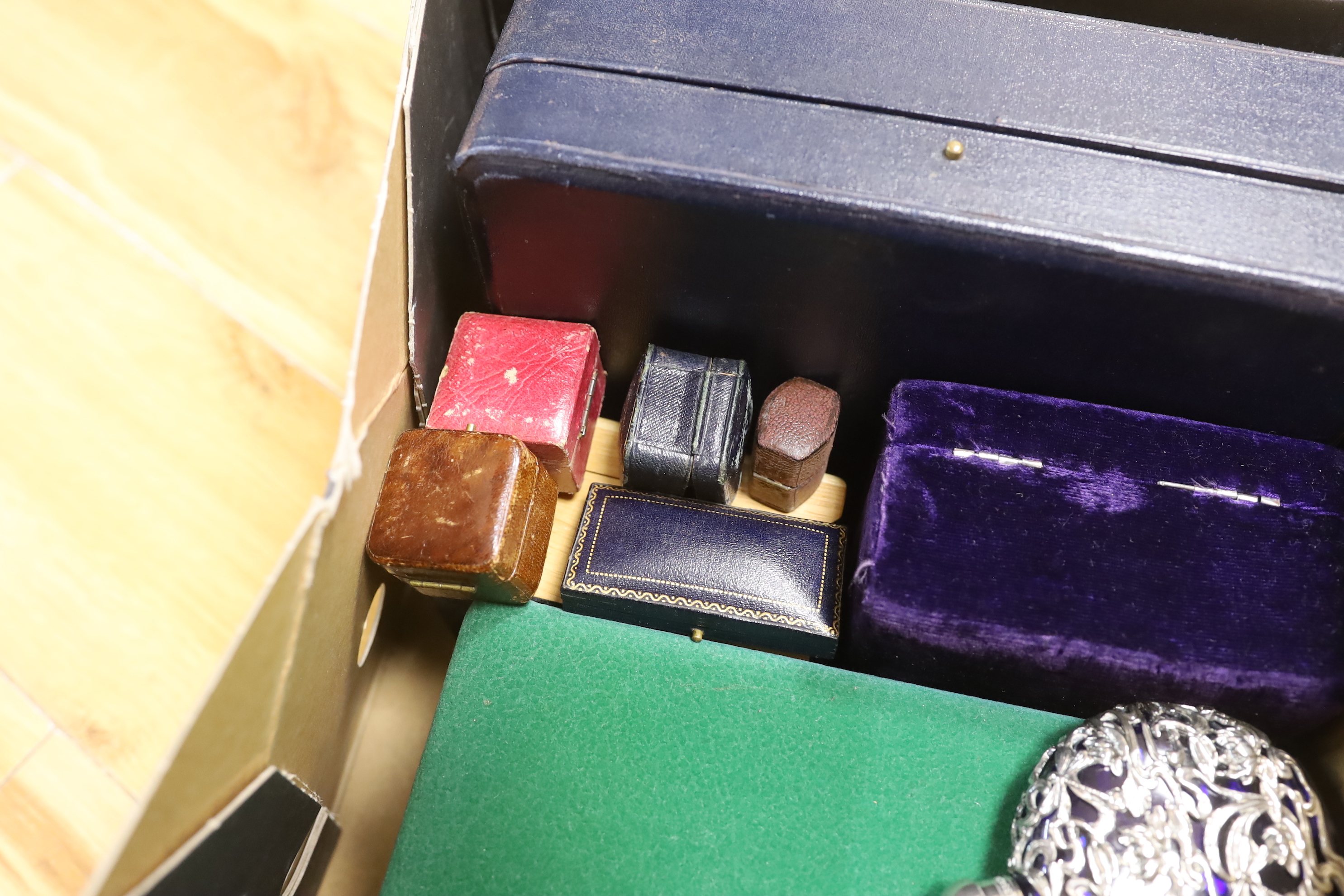 A quantity of assorted jewellery boxes.